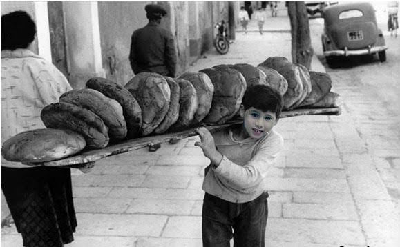 rosario_selling_bread_sicilian_thing